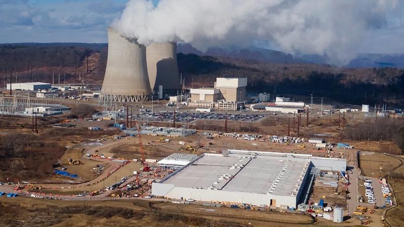 ARQUIVO. Centro de dados da Amazon Web Services em construção junto à central nuclear de Susquehanna, na Pensilvânia, janeiro de 2025
