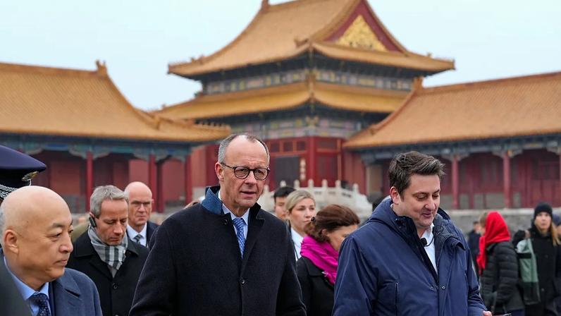 Chanceler alemão Friedrich Merz, ao centro, acompanhado por Dominic Hosner, diretor do Instituto Arqueológico Alemão (DAI) em Pequim