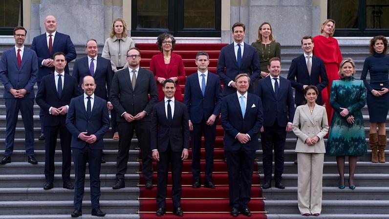 Membros do novo partido da coligação minoritária neerlandesa posam com o Rei Willem-Alexander no Palácio Real Huis ten Bosch em Haia, segunda-feira, 23 de fevereiro de 2026.