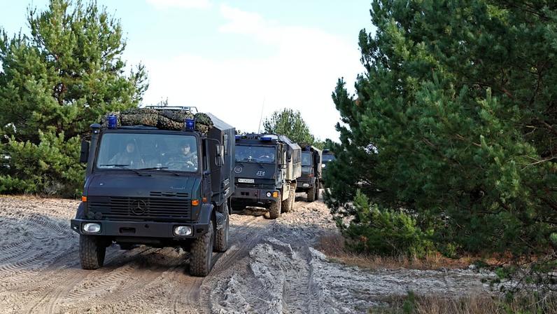 Um comboio de ambulâncias atravessa a Alemanha na quarta-feira.