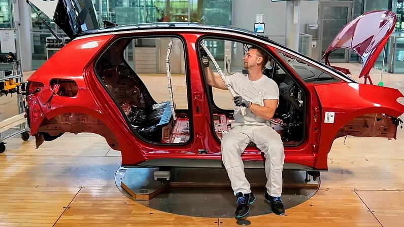 Um empregado da Volkswagen monta um automóvel elétrico ID.3 na fábrica transparente de Dresden, Alemanha.