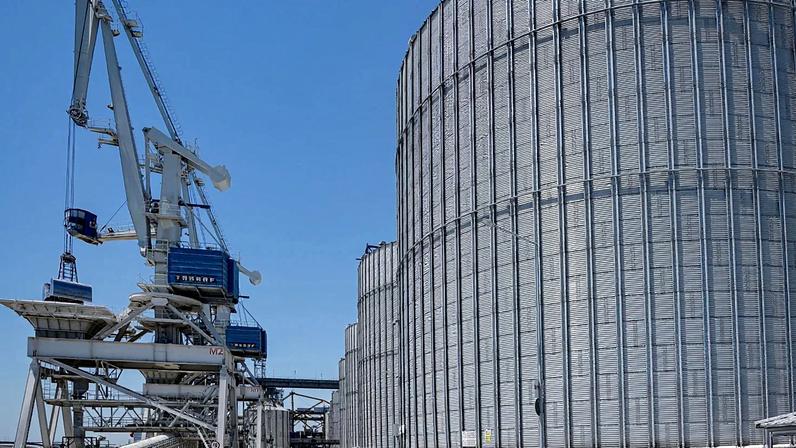 ARQUIVO. Cereais provenientes da Ucrânia são descarregados de um batelão no porto de Constanta, no Mar Negro, Roménia, em junho de 2022