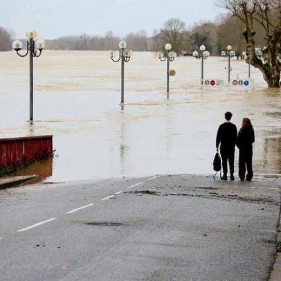 Inundações em França: quatro departamentos permanecem em alerta vermelho