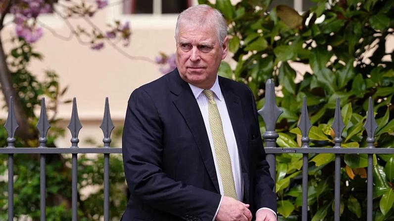 Andrew Mountbatten-Windsor, da Grã-Bretanha, olha em volta enquanto sai depois de assistir à cerimónia das Matinas da Páscoa na Capela de São Jorge, no Castelo de Windsor, em Inglaterra, a 20 de abril de 2025.