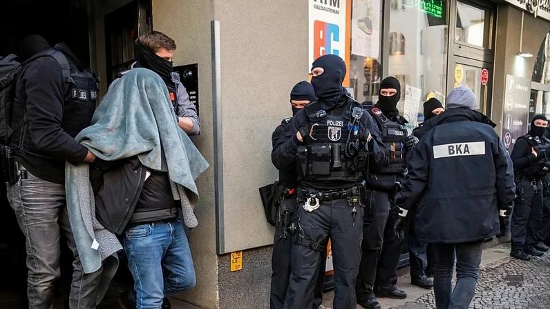 Agentes da polícia levam um suspeito de pertencer ao clã, Berlim, 18 de fevereiro de 2021