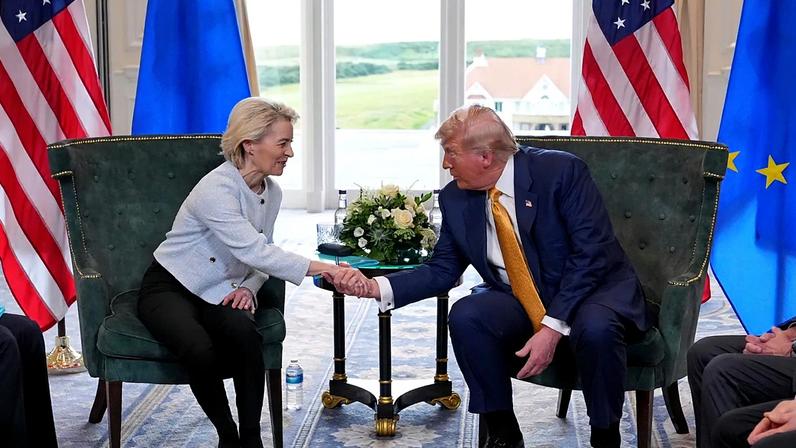 A Presidente da Comissão Europeia, Ursula von der Leyen, celebrou um acordo comercial com o Presidente dos EUA, Donald Trump, em julho de 2025.