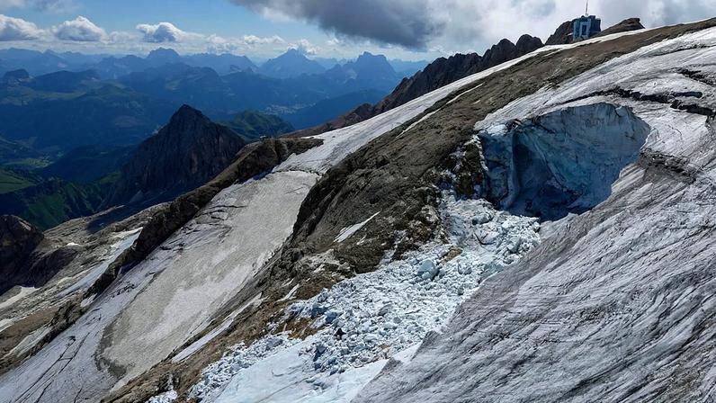 ARQUIVO - Vista a partir de um helicóptero de salvamento do glaciar Punta Rocca, perto de Canazei, nos Alpes italianos, norte de Itália, 5 julho 2022