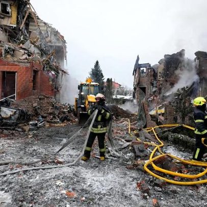 Rússia ataca a Ucrânia com 50 mísseis dias antes do quarto aniversário da guerra