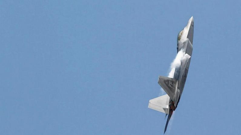 Um F-22 Raptor da Força Aérea dos EUA efectua manobras de demonstração na Base Aérea de Langley em Hampton, Virgínia, segunda-feira, 30 de abril de 2012.