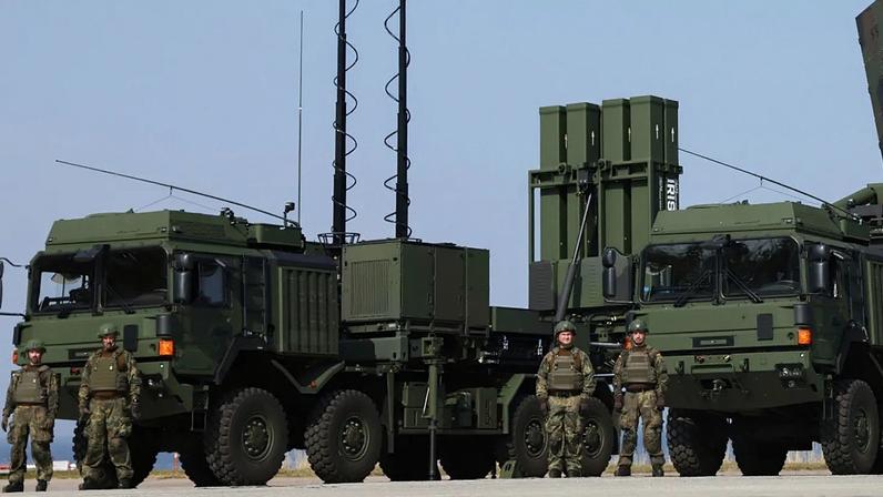 Veículos do sistema de defesa aérea IRIS-T SLM no terreno do quartel de Todendorf, em Todendorf, 4 de setembro de 2024