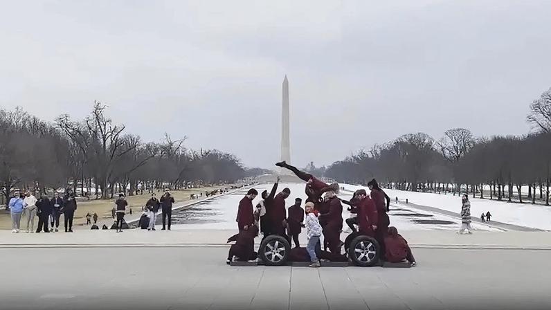 Bailarinos profissionais fazem dança contemporânea contra tiroteios do ICE em Minneapolis