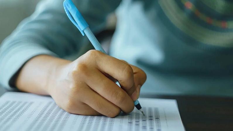 Alguém realiza um exame de escolha múltipla