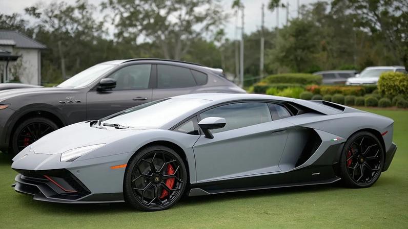 ARQUIVO - Carro desportivo Lamborghini em exposição no campo de treinos na última ronda do LPGA Pelican Women's Championship, no Pelican Golf Club, 13 nov. 2025