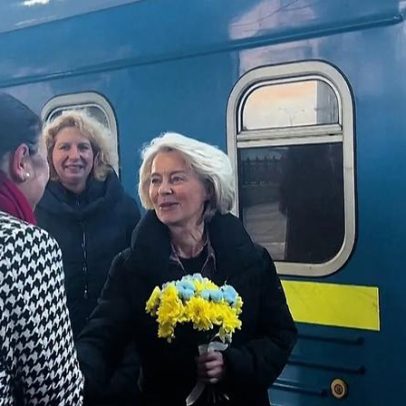 Ucrânia marca quatro anos de guerra com visita de Von der Leyen a Kiev