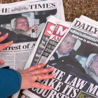 Polícia continua buscas às residências do ex-príncipe André após libertação