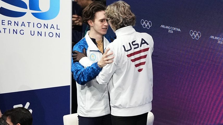 Ilya Maninin felicita Mikhail Shaydorov pela sua medalha de ouro olímpica