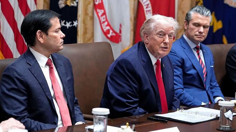 Presidente dos EUA, Donald Trump, com o secretário de Estado Marco Rubio e o secretário da Guerra dos EUA, Pete Hegseth