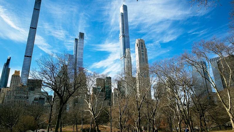 ARQUIVO. Os arranha-céus residenciais de luxo de Billionaire's Row, em Manhattan, vistos do Central Park, Nova Iorque, fev. 2022