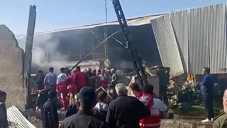 Imagem de um vídeo transmitido pelos meios de comunicação social iranianos que mostra o local da queda do helicóptero, terça-feira, 24 de fevereiro de 2026