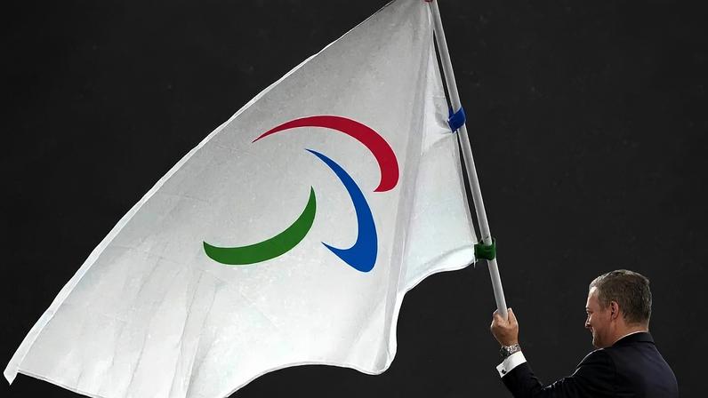 Andrew Parsons, Presidente do Comité Paralímpico Internacional, com a bandeira paralímpica em Paris Jogos de 2024