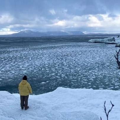 Carro de turistas afunda no Baikal; oito mortos na Rússia