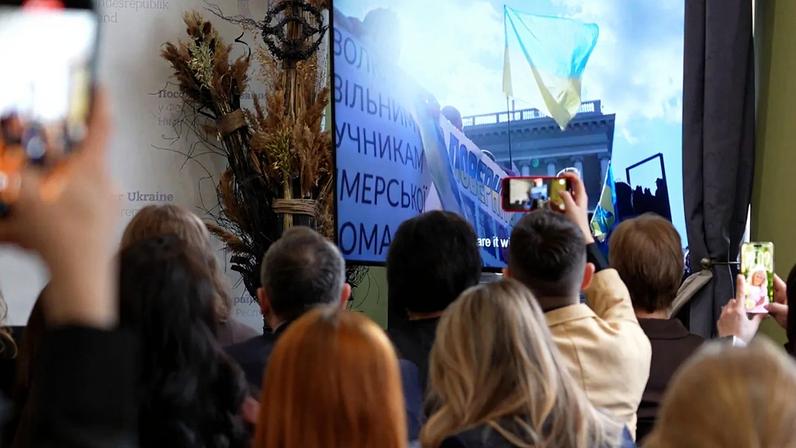 O filme "Traces" retrata sete mulheres da Ucrânia que sobreviveram ao cativeiro russo. O filme está a ser exibido na Berlinale.