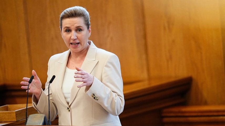 A primeira-ministra dinamarquesa, Mette Frederiksen, anuncia as próximas eleições parlamentares, na sala do Parlamento em Christiansborg, em Copenhaga, quinta-feira, 26 de fevereiro de 2026