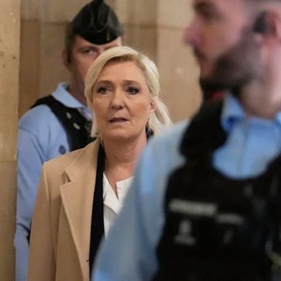 Le Pen diz que não concorrerá em 2027 se tribunal ordenar pulseira eletrónica