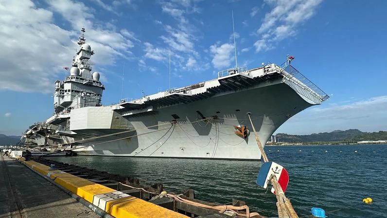 O porta-aviões Charles de Gaulle nas Filipinas em fevereiro de 2025