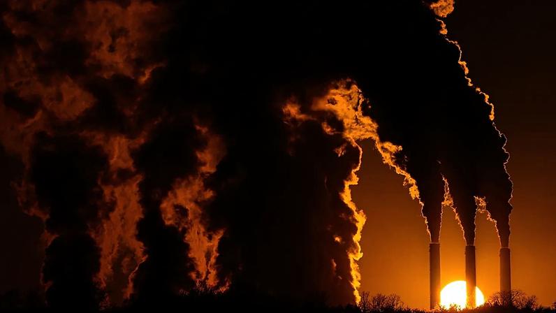 A central eléctrica a carvão Jeffrey Energy Center funciona ao pôr do sol perto de Emmett, no estado de Kan, a 3 de janeiro de 2026, em Topeka, no estado de Kan.