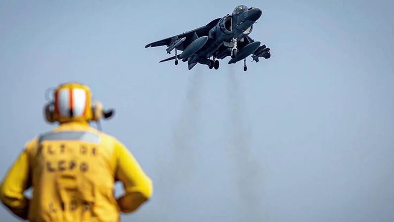 ARQUIVO: Um marinheiro do navio de assalto anfíbio USS Bataan dirige um jato AV-8B Harrier II do Corpo de Fuzileiros Navais no Golfo de Omã, a 14 de agosto de 2023