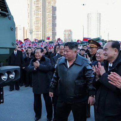 Coreia do Norte: Kim Jong Un conduz viatura lança-foguetes em vídeo