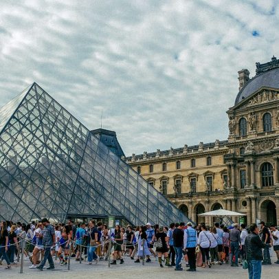 França bate recorde de visitantes em 2025 e continua como país mais visitado