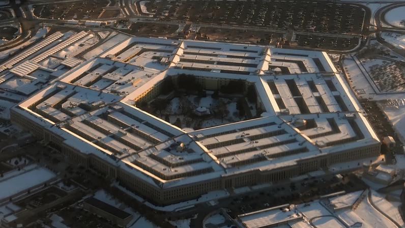 O Pentágono, sede do Departamento de Defesa dos EUA, é visto do ar, em 20 de setembro de 2025, em Arlington, Virgínia (AP Photo/Alex Brandon, FIle)
