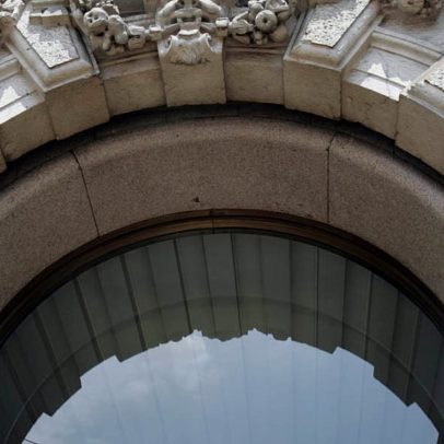 Ladrão fica preso nove horas no cofre de banco e detido em Milão