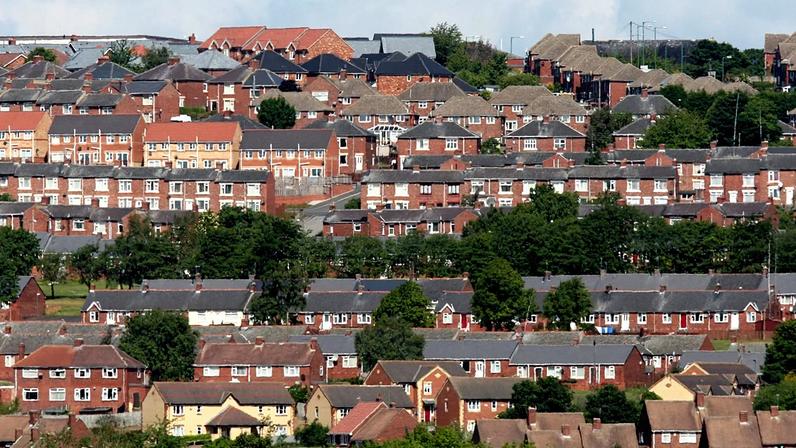 ARQUIVO - Vista geral de casas em Stanley, Inglaterra, 14 de junho de 2011