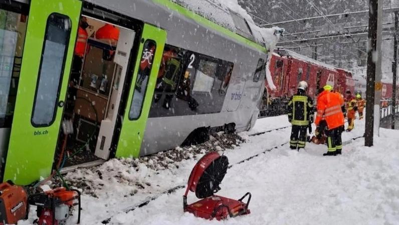 Um comboio regional descarrilou na madrugada de segunda-feira no sul da Suíça.
