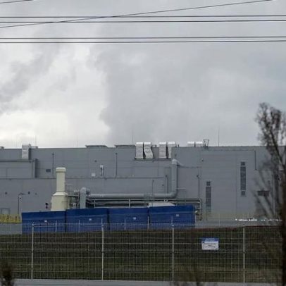 Governo húngaro acusado de interferir autoridades a favor de fábrica de baterias