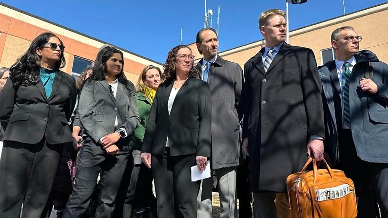 Dirigentes e advogados da Greenpeace ouvem pergunta de jornalista após veredicto do júri no tribunal do condado de Morton, Mandan, Dacota do Norte, 19 de março de 2025