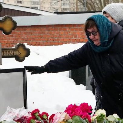 Rússia assinala um ano do túmulo de Navalny em polémica sobre testes de veneno