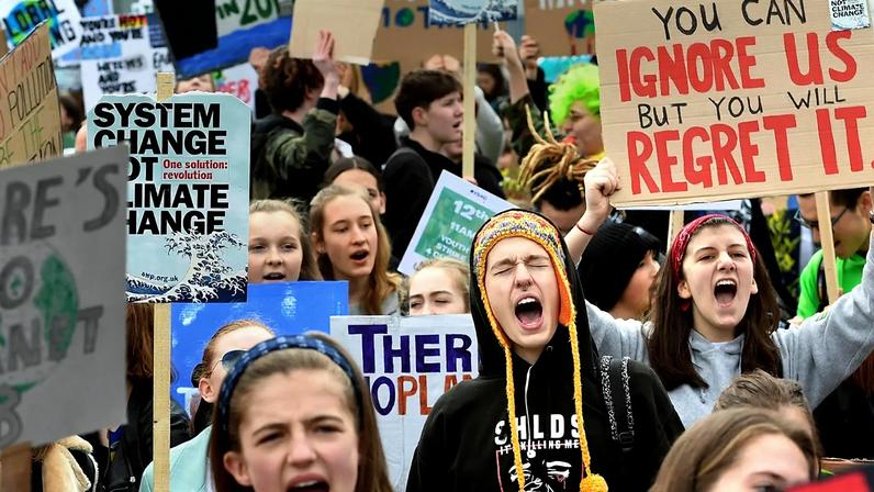 Estudantes britânicos participam num protesto pela crise climática em frente ao Parlamento, em Londres, sexta‑feira, 12 de abril de 2019