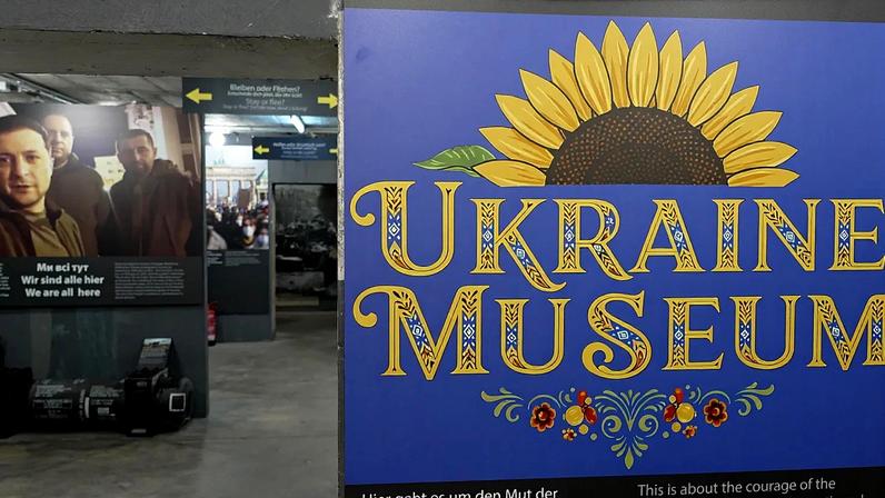 Entrada para as exposições do primeiro museu fora da Ucrânia dedicado à guerra desencadeada pela Rússia.