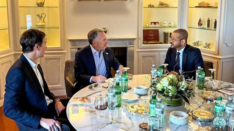 O ministro dos Negócios Estrangeiros de Omã, Sayyid Badr bin Hamad Al Busaidi, com o enviado especial da Casa Branca, Steve Witkoff, e Jared Kushner, no âmbito das conversações em curso entre o Irão e os EUA.