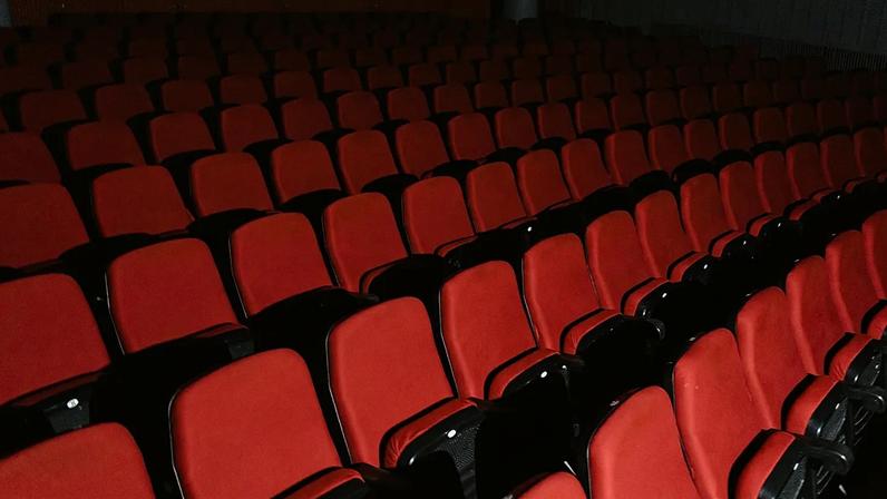 "Catarina e a Beleza de Matar Fascistas" alvo de invasão de palco durante estreia na Alemanha