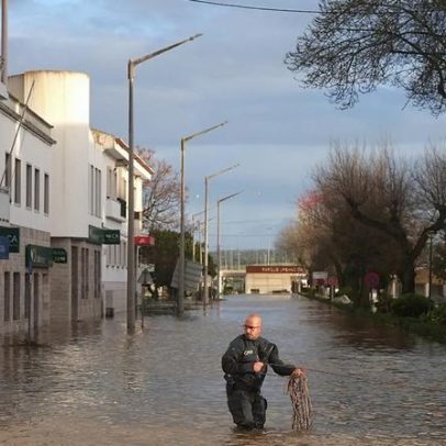 Mau tempo: casal de idosos desaparece; viatura arrastada pelas cheias