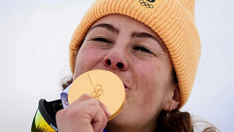 A medalhista de ouro Daniela Maier, da Alemanha, beija a medalha após a final feminina de esqui cross nos Jogos Olímpicos de inverno de 2026, em Livigno, 20 de fevereiro de 2026
