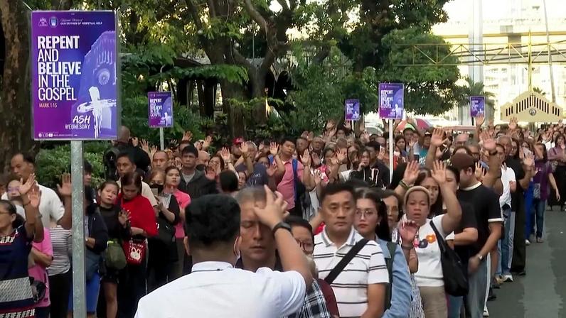 Milhões de filipinos assinalam a Quarta-Feira de Cinzas com cruz de cinza, início da Quaresma no país maioritariamente cristão