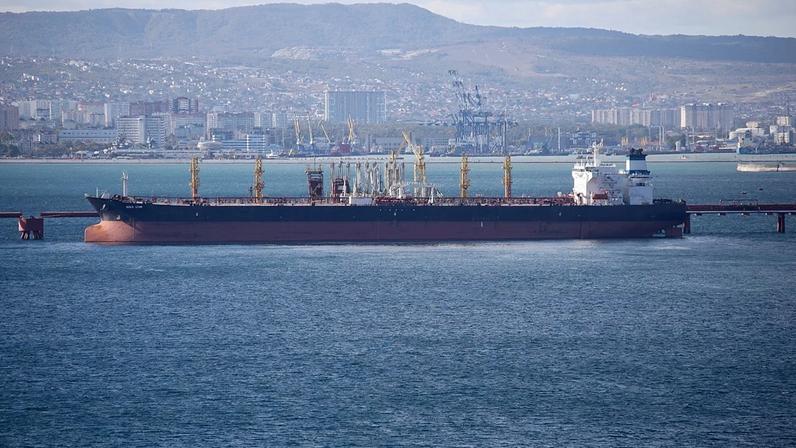 ARQUIVO. Petroleiro atracado no complexo Sheskharis, da Chernomortransneft JSC, subsidiária da Transneft PJSC, em Novorossiysk, Rússia, 11 out. 2022