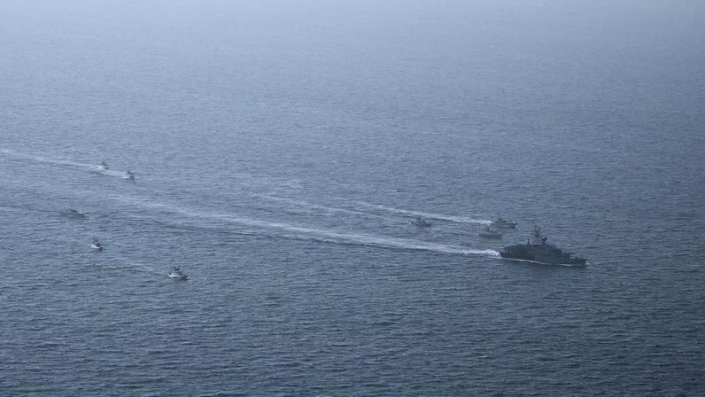ARQUIVO - Exercício da Guarda Revolucionária Iraniana no Golfo Pérsico na segunda-feira, 16 de fevereiro de 2026.