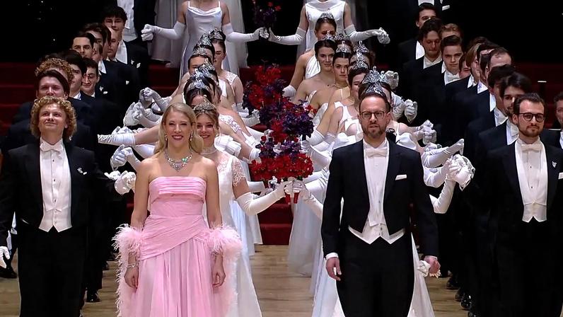 Entrada do comité de abertura e dos coreógrafos Maria Angelini-Santner e Christoph Santner